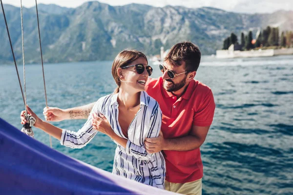 Una pareja amorosa pasando tiempo feliz en un yate en el mar. vaca de lujo — Foto de Stock