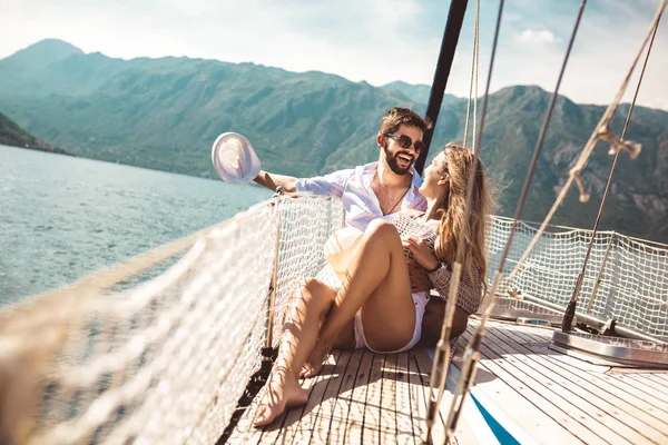 Casal amoroso passar o tempo feliz em um iate no mar. vaca de luxo — Fotografia de Stock