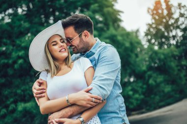 Parkta eğleniyor romantik genç Çift. 