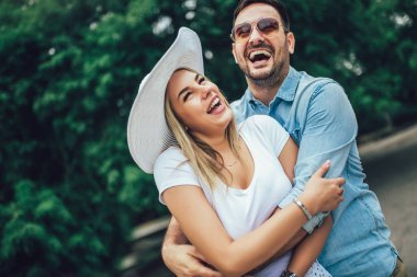 Parkta eğleniyor romantik genç Çift. 