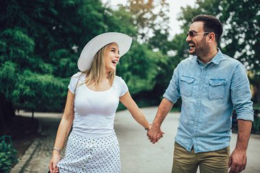 Parkta eğleniyor romantik genç Çift. 