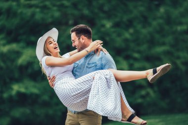 Parkta eğleniyor romantik genç Çift. 