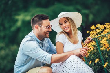 Parkta eğleniyor romantik genç Çift. 