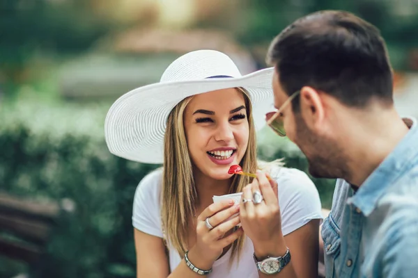Çift şaka ve pa bir dondurma yerken eğleniyor