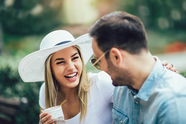 Pareja bromeando y divirtiéndose mientras come un helado en el pa — Foto de Stock