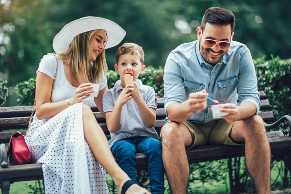 Junge glückliche Familie verbringt ihr Wochenende im Park. sie sind — Stockfoto