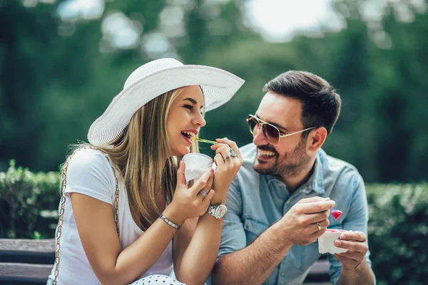 Couple blague et avoir du plaisir tout en mangeant une crème glacée dans le pa — Photo