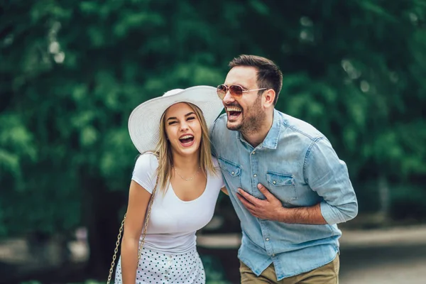 Romantische jong koppel plezier in het park. — Stockfoto