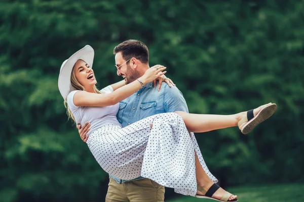 Parkta eğleniyor romantik genç Çift. 