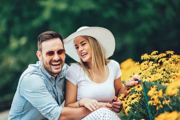 Parkta eğleniyor romantik genç Çift. 