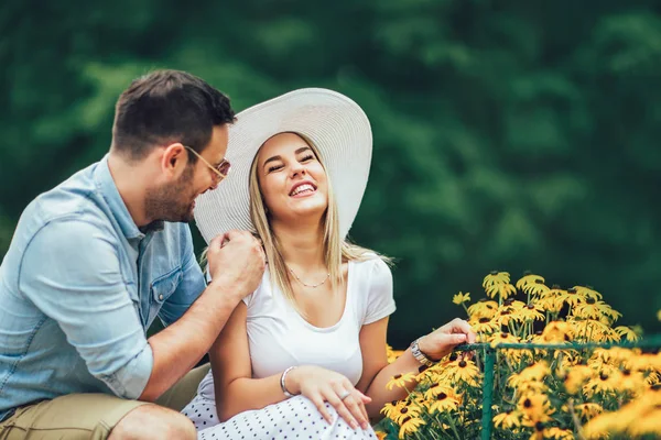 Parkta eğleniyor romantik genç Çift. 