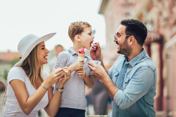 Junge glückliche Familie, die ihr Wochenende mit ihrem Sohn verbringt. sie essen — Stockfoto