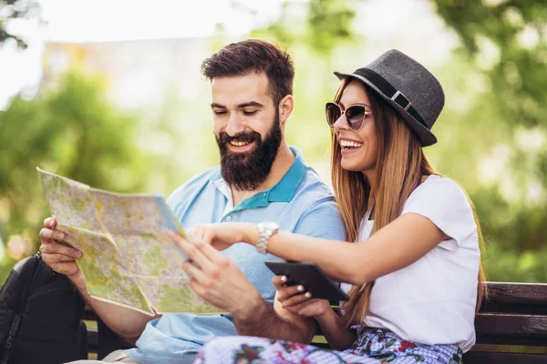 Happy tourist couple  in the park on a sunny day — Stock Photo, Image