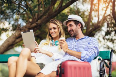 Seven çift turist park bankında ve hav oturan genç