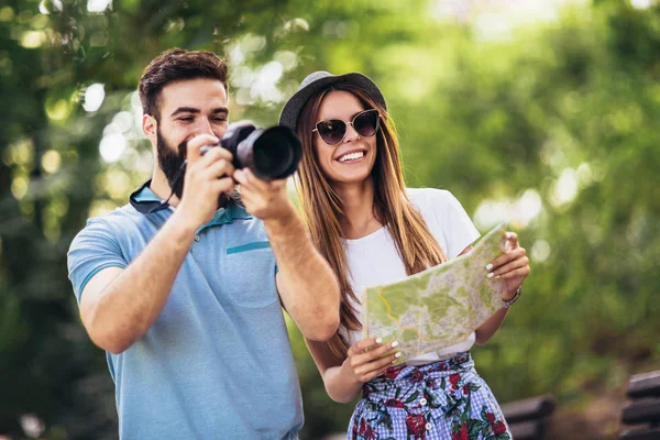 Glückliches Touristenpaar an einem sonnigen Tag im Park — Stockfoto