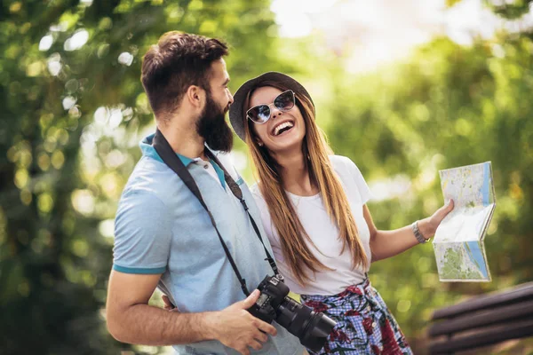 Glückliches Touristenpaar an einem sonnigen Tag im Park — Stockfoto