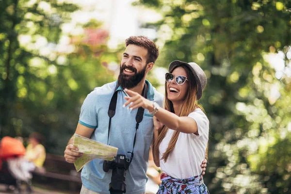 Felice coppia di turisti nel parco in una giornata di sole — Foto Stock