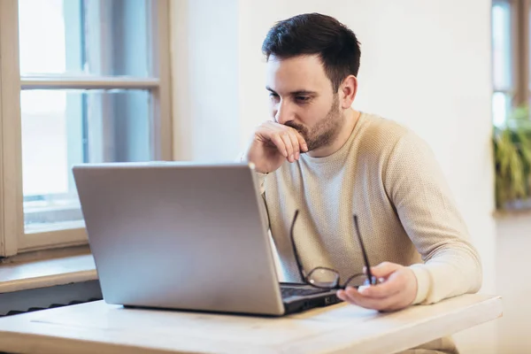 Homem estressado enquanto trabalhava no laptop. Desapontado jovem b — Fotografia de Stock