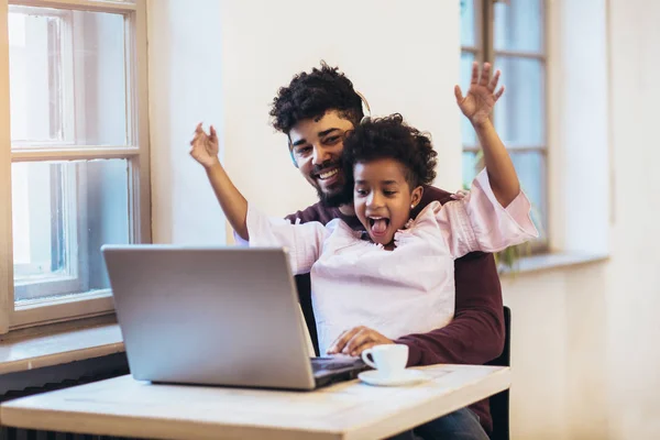 Jovem afro-americano pai sentado junto com sua filha — Fotografia de Stock