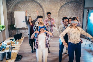 Egzersiz sırasında takım Schüco eğitim takımı yapmak iş adamları