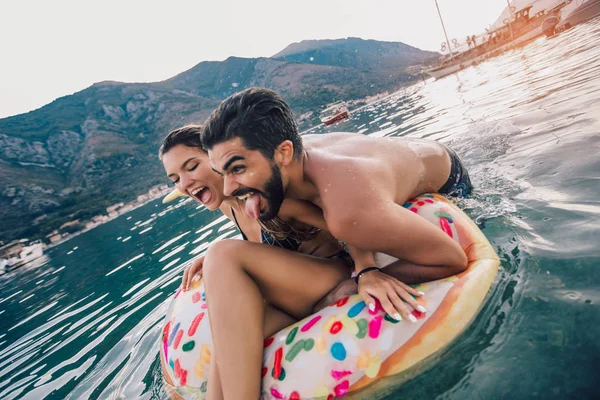 Casal feliz descansando no resort do mar, se divertindo . — Fotografia de Stock