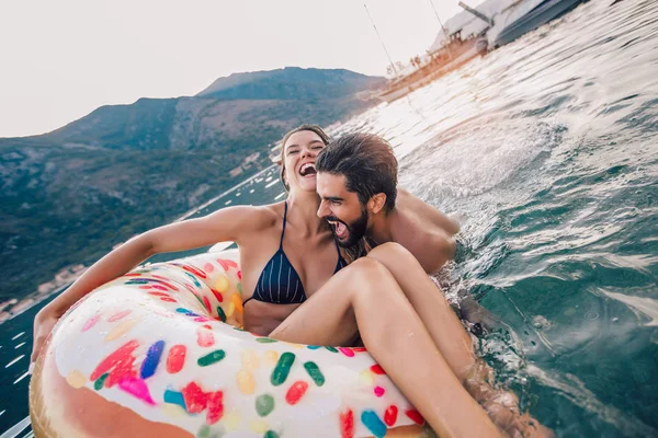 Pareja feliz descansando en el balneario, divirtiéndose . — Foto de Stock