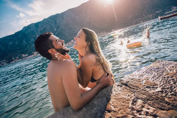 Sexy jonge paar op het strand plezier liefdevolle — Stockfoto