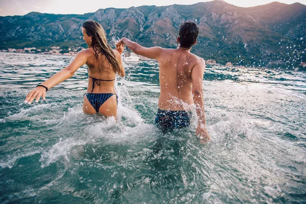 Sexy jovem casal amoroso na praia se divertir — Fotografia de Stock