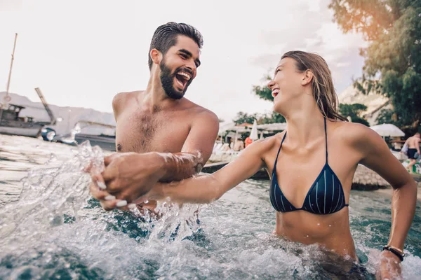 Sexy jovem casal amoroso na praia se divertir — Fotografia de Stock