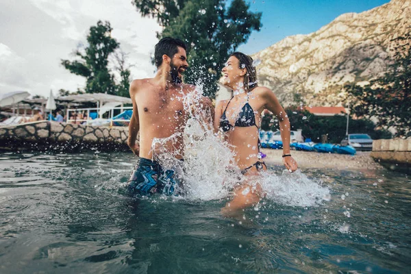 Sexy jovem casal amoroso na praia se divertir — Fotografia de Stock