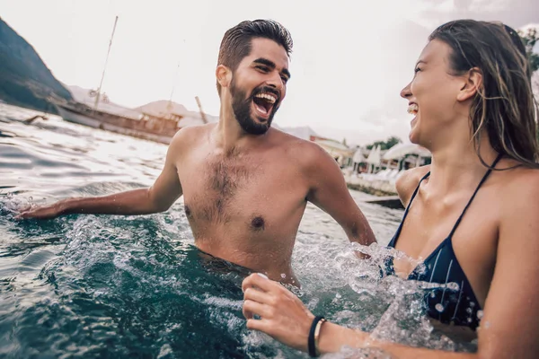 Sexy jovem casal amoroso na praia se divertir — Fotografia de Stock