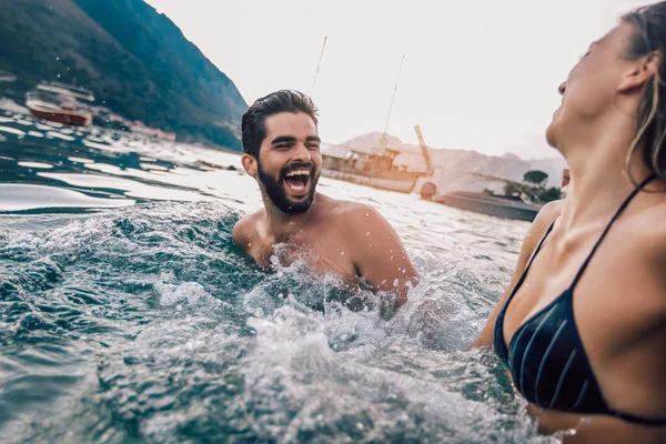 Sexy jovem casal amoroso na praia se divertir — Fotografia de Stock