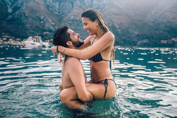 Sexy young loving couple on the beach having fun — Stock Photo, Image