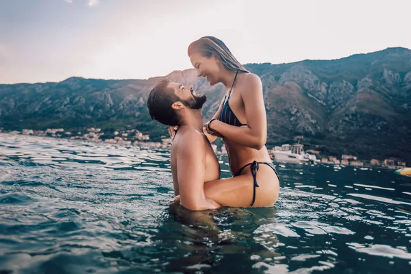 재미 해변에서 섹시 한 젊은 사랑 하는 커플 — 스톡 사진