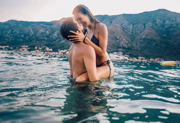 Sexy young loving couple on the beach having fun — Stock Photo, Image