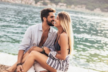 Denizin kenarında yaz zaman zevk aşk, Çift.