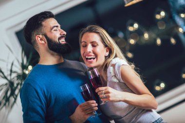 Güzel mutlu genç çift romantik akşam harcama 