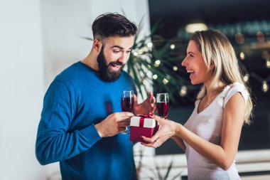 Güzel genç çift evde kutluyor. Gi güzel kızdır