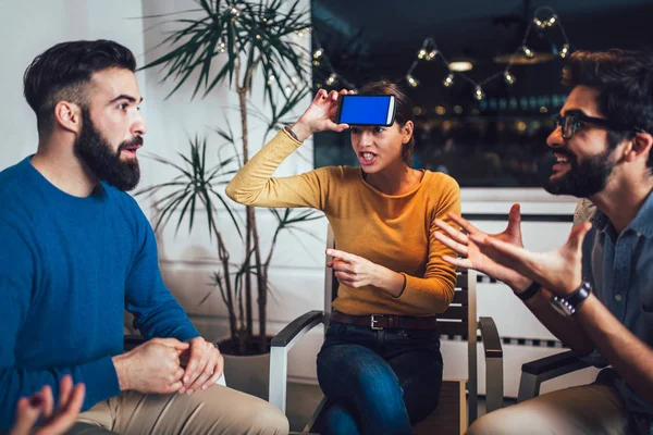 Feliz grupo de amigos jugando charadas en casa, enfoque selectivo — Foto de Stock