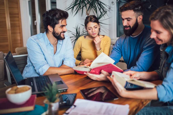 Grupo de estudantes estudam em casa. Aprendizagem e preparação para a univ — Fotografia de Stock