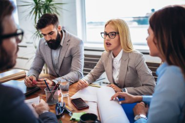 Birlikte bir proje üzerinde çalışırken ve içinde beyin fırtınası iş adamları