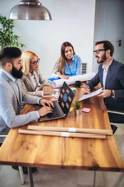 Mensen uit het bedrijfsleven werken samen aan project en brainstormen in — Stockfoto