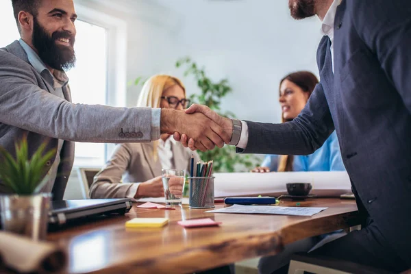 Young business people shaking hands in the office. Finishing suc — Stock Photo, Image