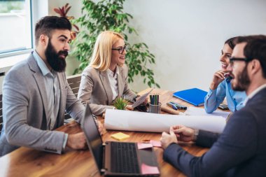 Birlikte bir proje üzerinde çalışırken ve içinde beyin fırtınası iş adamları