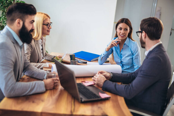 Деловые люди, работающие вместе над проектом и брейнштормом в
