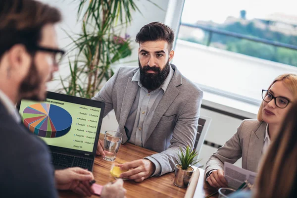 Mensen uit het bedrijfsleven werken samen aan project en brainstormen in — Stockfoto