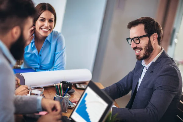 Mensen uit het bedrijfsleven werken samen aan project en brainstormen in — Stockfoto