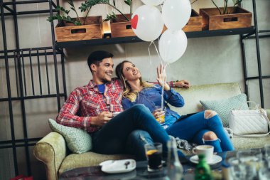 Genç çift modern kafede alışveriş sonra zevk. 