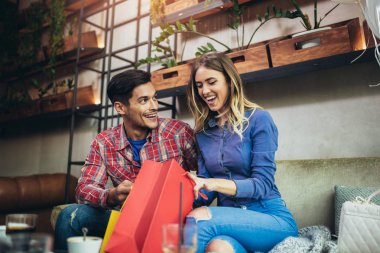 Genç çift modern kafede alışveriş sonra zevk. 