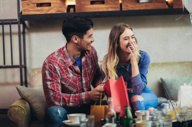 Genç çift modern kafede alışveriş sonra zevk. 